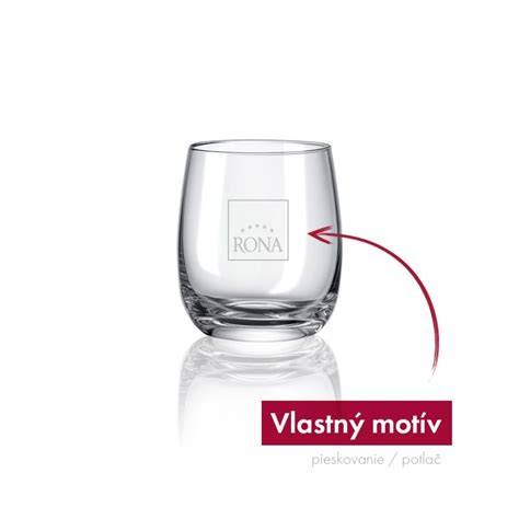 RONA krištáľové poháre vystavené na poli