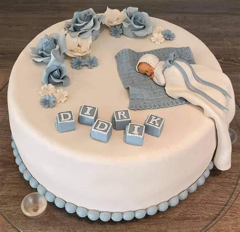 Krstinová torta s anjelikom a jemnými pastelovými kvetmi