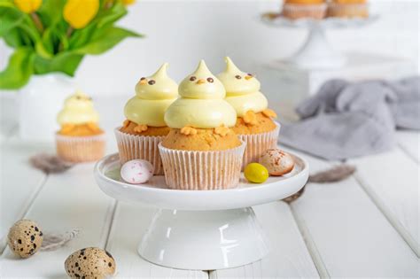 Dezertný stôl s krstinovými tortami, cupcakes a tematickými sušienkami