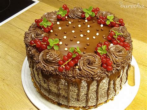 Vyrovnaná torta pripravená na poťahovanie krémom
