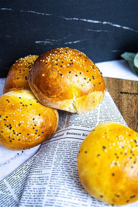 Opečené polovice žemle na burger