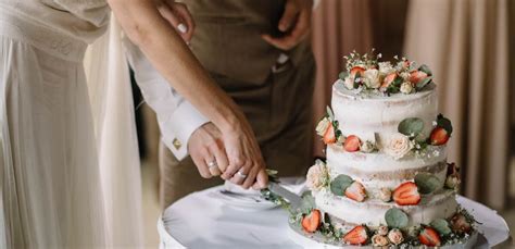 Fotografia cukrára pri práci na svadobnej torte