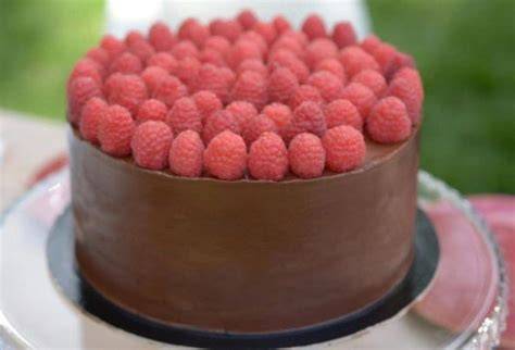 Obrázok: Čokoládovo-malinová Bake Off torta - vrstvy a zdobenie