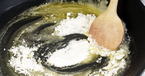Vizualizácia postupu prípravy omáčky: ingrediencie, zápražka, a konečná konzistencia