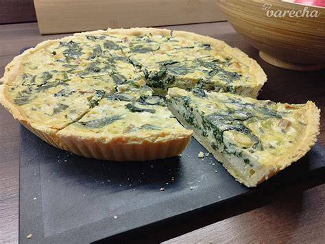 upečený špenátový quiche s nivou na servírovanie