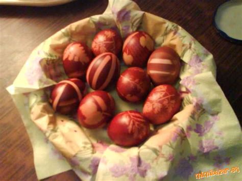 Zdobenie vajíčok pomocou cibuľových šupiek