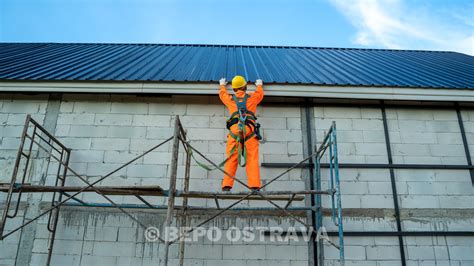 Montážny tím pri práci na streche