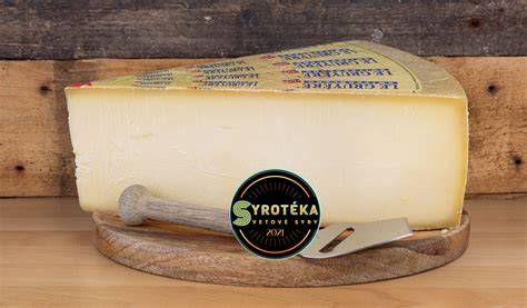 Infografika: Porovnanie vybraných švajčiarskych syrov (Emmentál, Gruyère, Appenzeller, Raclette)