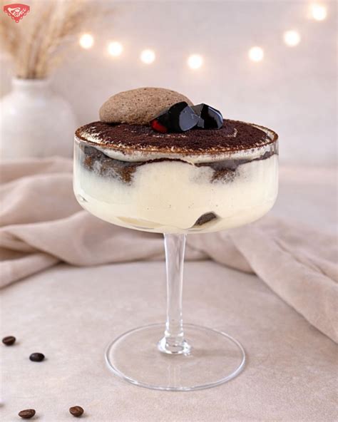 Obrázok s vrstveným tiramisu v priehľadných pohároch