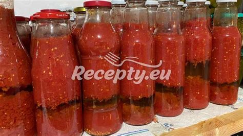 Šťavnaté rajčiny pripravené na konzervovanie