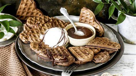 Ilustračná fotografia hotových jedál pripravených na GE2010: sendviče, wafle a grilované mäso.