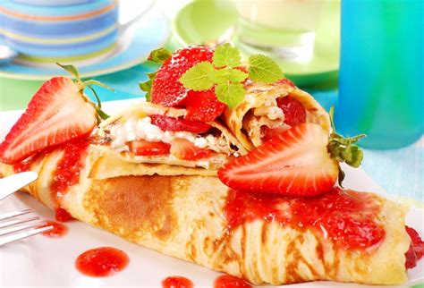 Hotové palacinky s tvarohovou plnkou
