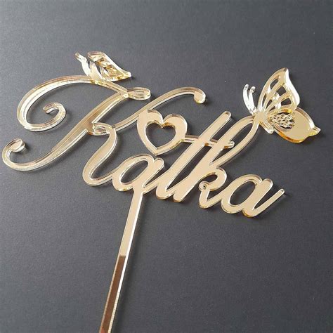 Čierne dekorácie a zlaté akcenty na tortu Barbie