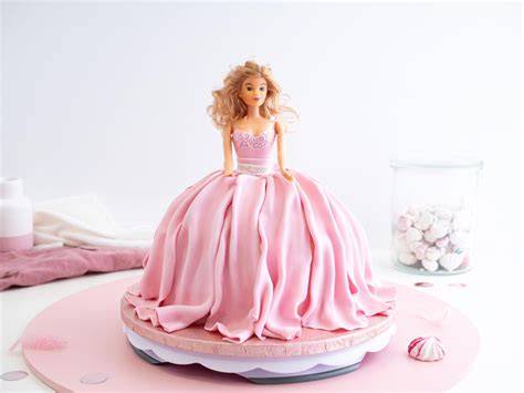Domáci marcipán na Barbie tortu