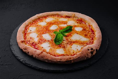 Zloženie pravej neapolskej pizze Margherita