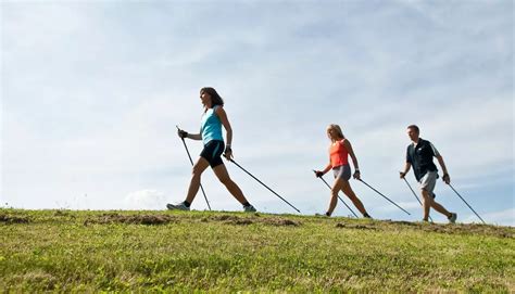 Ľudia chodiaci s Nordic Walking palicami v prírode