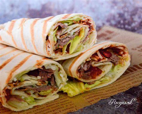 Hotový wrap s bravčovým mäsom - servírovaný na tanieri