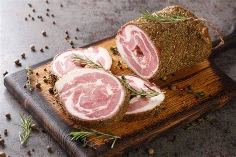Rôzne varianty vegánskej slaniny na stole