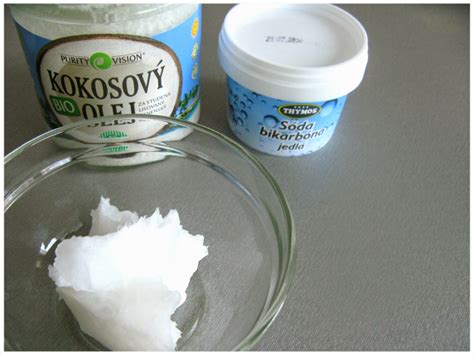 Rôzne produkty z kokosového oleja: fľaše, nádoby