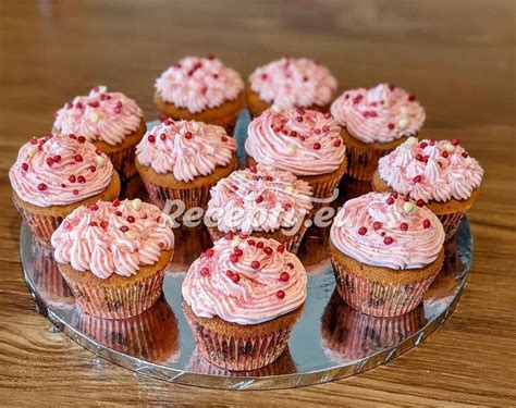 Cupcaky s jahodovými lienkami