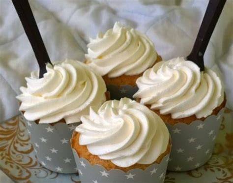 Citrónové Cupcakes s Jogurtovým Krémom - vyzerajú sviežo a lákavo