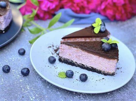 Obrázok: Čučoriedkový cheesecake s omáčkou a čerstvým ovocím