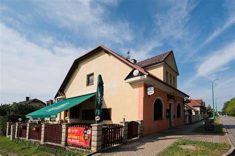 Obrázok zobrazujúci výhľad na terasu Pizzerie Aura a atmosféru v Trnave