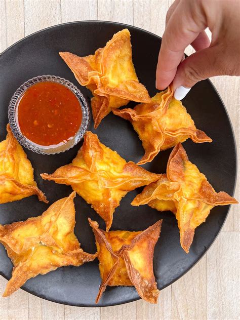 Ilustrácia skladania Crab Rangoon do tvaru trojuholníka a malého balíčka