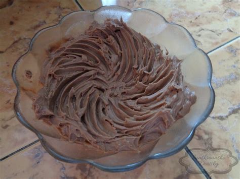 miska krémového mascarpone s čokoládou
