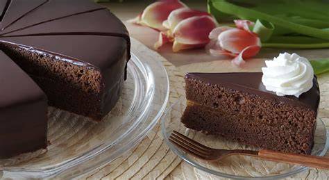Foto: Tradičná Sacherova torta pod čokoládovou glazúrou