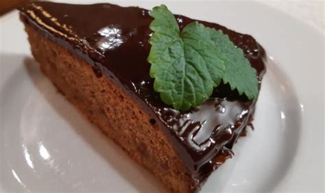 Hotová Sacherova torta s marhuľovým džemom a čokoládovou polevou