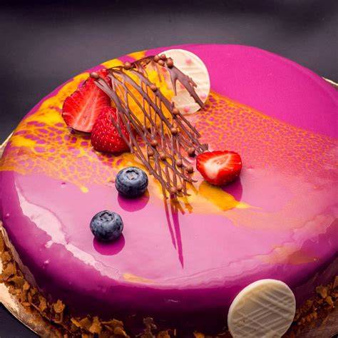 zrkadlová poleva na moderne vyzerajúcej torte