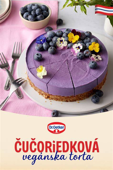 torta ozdobená sezónnym ovocím a jedlými kvetmi