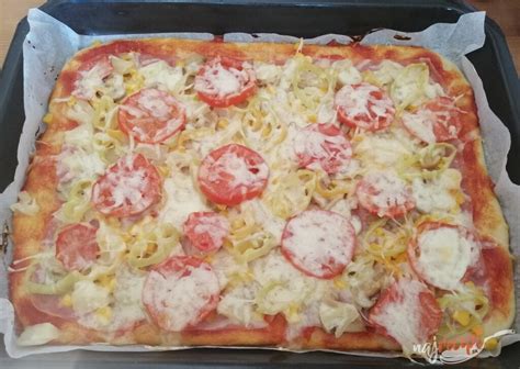 Pizza bez droždia zo špaldovej múky na plechu pripravená na pečenie