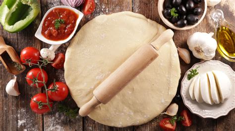 ručné formovanie cesta na pizzu
