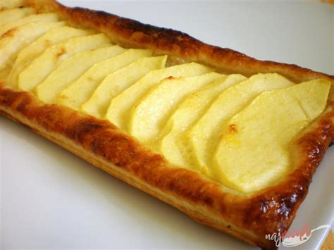 Jednoduchý obrátený jablkový koláč z lístkového cesta