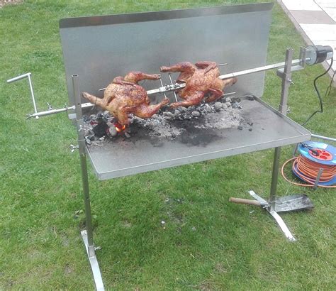 Elektrický otočný gril s kurčatami na špízoch