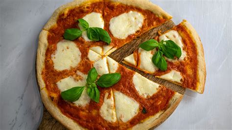Čerstvo upečená pizza s mozzarellou a bazalkou