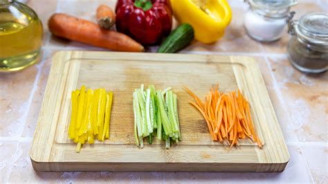 farebná zelenina nakrájaná na julienne