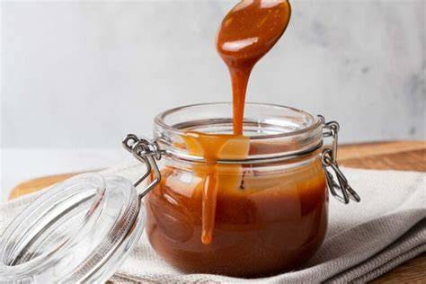 Obrázok sady na prípravu slaného karamelu: hrniec so sugar, maslo a smotana