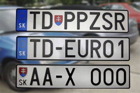 Tabuľky s trojmiestnymi číslami na chrbtoch hráčov