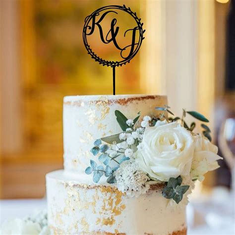 svadobný cake topper z porcelánu na vrchu torty
