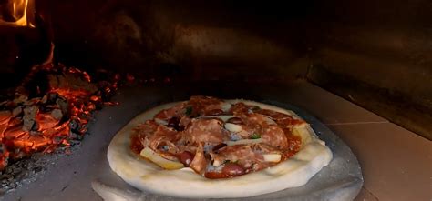 Proces pečenia pizze v záhradnej peci