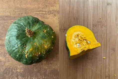 Ilustrácia rozdielov medzi Hokkaido a Kabocha, ich šupkou a dužinou