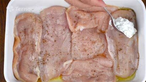 Zapekané mäso so syrom a smotanou v pekáči
