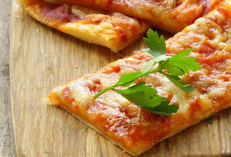 Infografika: postup prípravy pizza slimákov z lístkového cesta