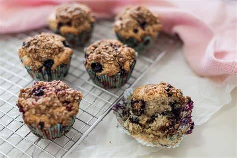Obrázok: Muffiny nafukujúce sa v plechu na pečenie, jemná špaldová farba cesta