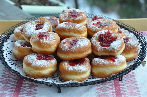 Vysmazane šišky posypane cukrom