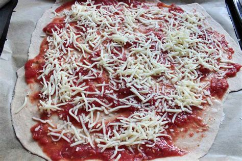 Pizza z celozrnnej múky pripravená na pečenie