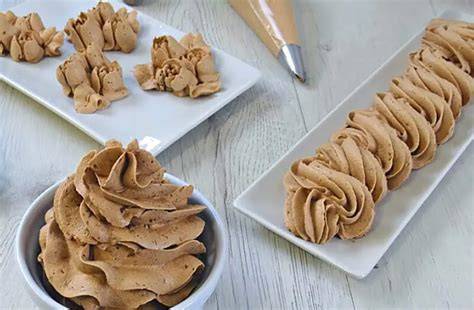 Krémový čokoládový recept na muffiny: maslo, cukor, mascarpone, kakaový puding, smotana na šľahanie